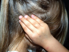 «Стаскивала волоком по лестнице»: в Саратове проверяют информацию о жестоком обращении с маленькой девочкой