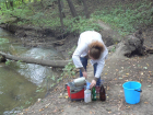Сброс нечистот в реку Гуселка – специалисты снова взяли на анализ пробы воды и грунта