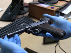 Легендарный пистолет «Парабеллум» нашли под крышей сельского дома в Саратовской области