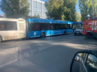 В столкновении двух троллейбусов и автобуса в Саратове пострадала пенсионерка