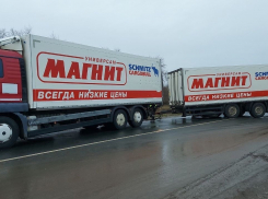 В Саратове оторвавшийся от грузовика “Магнита” прицеп раздавил проезжавшую мимо легковушку