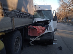 В Саратове водитель микроавтобуса протаранил фуру