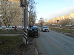 Водитель иномарки в Энгельсе протаранил столб и попал в больницу