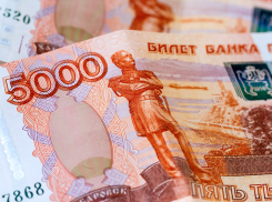 Работница банка в Саратове обнаружила фальшивую купюру