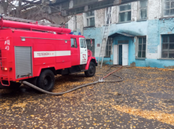 В Петровске загорелось административное здание завода автозапчастей