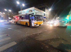 Энгельсский автобус попал в ДТП в центре Саратова, пострадала пассажирка