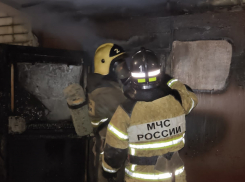 Крупный пожар в Саратове уничтожил частный дом, гараж и автомобиль