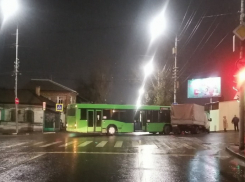 В Саратове столкнулись автобус № 2Д и «Газель», есть пострадавший