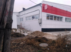 «Магнит» с душком: жители Вольска жалуются на выгребную яму рядом с магазином