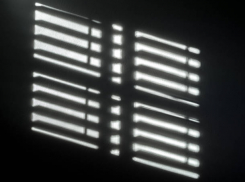 В центре Саратова из окна 4 этажа выпал подросток