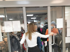 QR-истерия в Саратове: люди штурмуют МФЦ