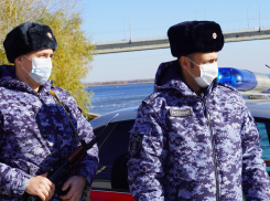 В Саратове сотрудники Росгвардии задержали троих находившихся в розыске граждан