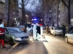 В центре Саратова водитель врезался в припаркованную машину и погиб