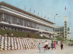 Тогда и сейчас: как воздушное здание Речного вокзала в Саратове превратилось в глухой амбар и что с ним будет дальше