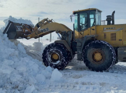 Саратов продолжают расчищать от снега