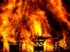 «Дом горел – тушили, как могли»: жители Ровенского района пожаловались депутату на отсутствие воды