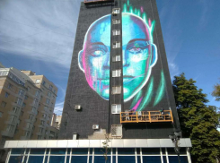 Художник Владимир Куц завершил работу над граффити «Лицо времени» в Саратове