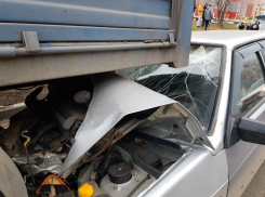 В Саратове подростки решили покататься на машине и врезались в Камаз