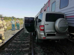 Столкновение внедорожника и поезда — появилось видео с места аварии