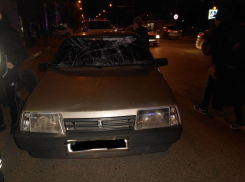 В Энгельсе водитель ВАЗа сбил двоих парней