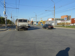 Житель Энгельса угодил под колеса самосвала