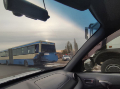 В Энгельсе тягач столкнулся с пассажирским автобусом