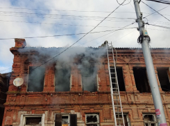 В Саратове горело двухэтажное здание
