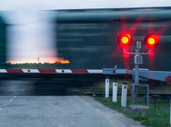 Под Саратовом столкнулись поезд и трактор