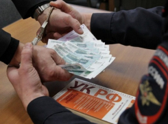 Житель Энгельса хотел купить гаишников, чтобы не лишиться прав