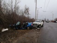 В Балакове на обледенелой дороге столкнулись две легковушки и автобус