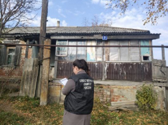 В сельском доме в Саратовской области нашли труп мужчины с кровоподтеками на лице