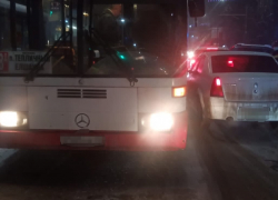 На саратовской дороге столкнулись четыре иномарки и автобус