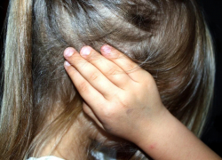 «Стаскивала волоком по лестнице»: в Саратове проверяют информацию о жестоком обращении с маленькой девочкой