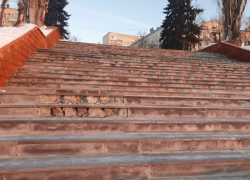 С отремонтированных лестниц на набережной Саратова отваливается плитка 