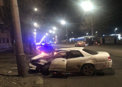 В Саратове Рено Логан сбил пешехода, а Тойота протаранила столб