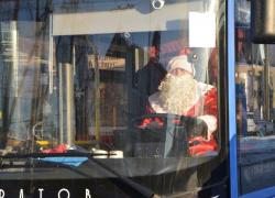 На трех саратовских маршрутах курсируют праздничные троллейбусы