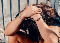 В Саратовской области поймали и осудили педофила, который насиловал маленькую дочь сожительницы