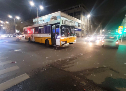 Энгельсский автобус попал в ДТП в центре Саратова, пострадала пассажирка