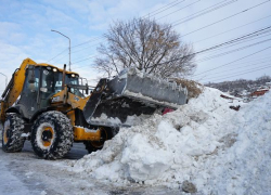 6 тысяч человек убирают Саратов от снега и наледи 