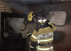 Крупный пожар в Саратове уничтожил частный дом, гараж и автомобиль