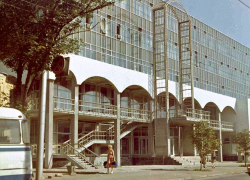 Тогда и сейчас: как новаторское здание Волжского дома быта архитектора Коваленко превратили в лоскутное одеяло