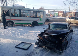 Под Саратовом пассажирский автобус врезался в легковушку
