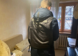 Тело саратовца с ссадинами и кровоподтеками пять дней лежало в запертой квартире
