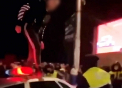 Саратовец прыгнул на полицейского с крыши машины ДПС и схватил его за обмундирование