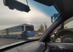 В Энгельсе тягач столкнулся с пассажирским автобусом