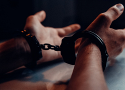 Житель Саратовской области дважды избил участкового полицейского, а на третий раз сломал ему руку