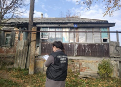 В сельском доме в Саратовской области нашли труп мужчины с кровоподтеками на лице