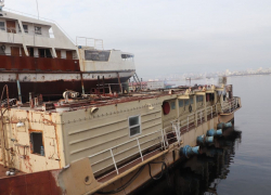 В Энгельсе на причале горело судно