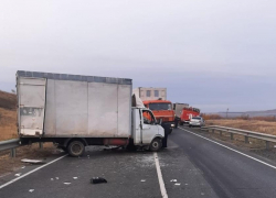 В Саратовской области на трассе водитель ГАЗели устроил аварию