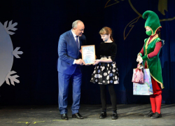 На «Губернаторской елке» побывали около 300 юных саратовцев